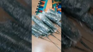 компактно убираем пушистую искуственую ёлку. сохраняем товарный вид.