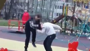 В Санкт-Петербурге мужчина устроил драку на детской площадке