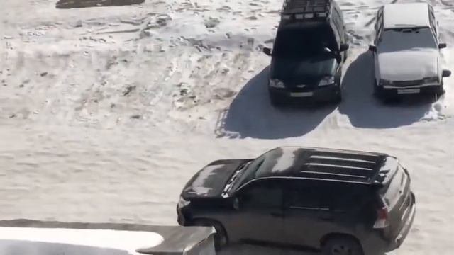 Пьяный водитель бьет машины во дворе.