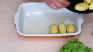 Молодой картофель запеченный в духовке со сметаной и сыром
