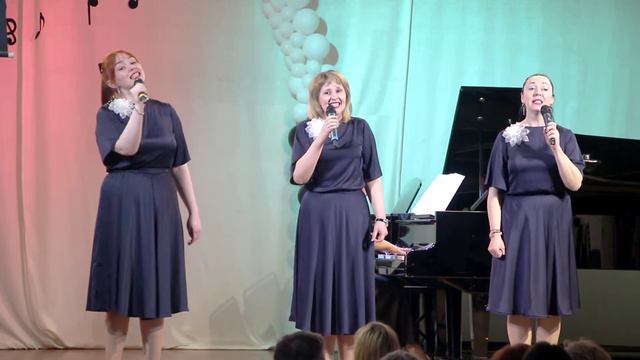 01 За нами блеск грядущих юных глаз, Исп. ансамбль Нюанс