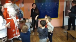 Снег руками нагребаем, лепим, лепим ком большой?