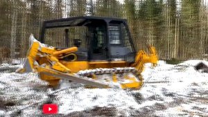 Бульдозер SHANTUI SD16 в лесу SHANTUI на расчистке погрузочной площадки