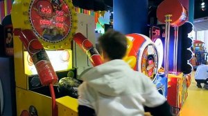 Замеряем силу удара на игровых автоматах Влог Детский развлекательный комплекс