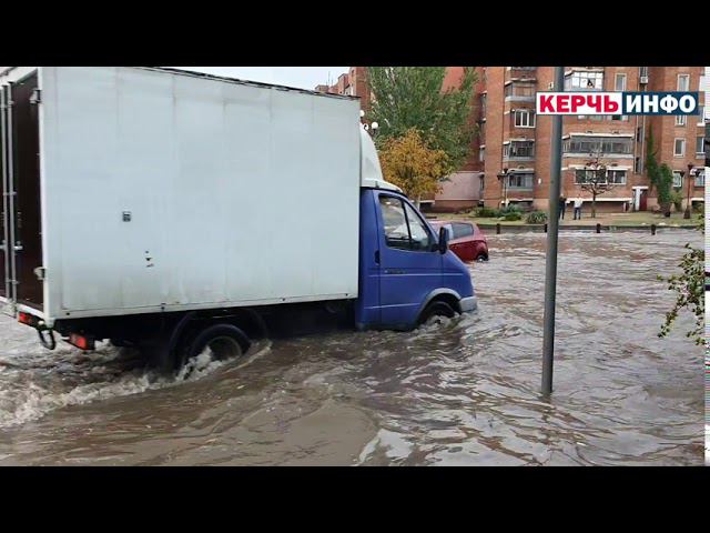 Машины плавают, по улицам текут реки: Керчи прошел дождь смотреть онлайн