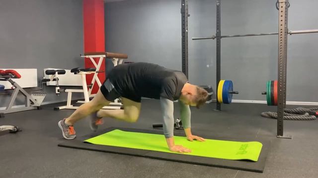 Пресс поочередно колено к груди в упоре на кистях с подъемом таза (скалолаз) смотреть онлайн