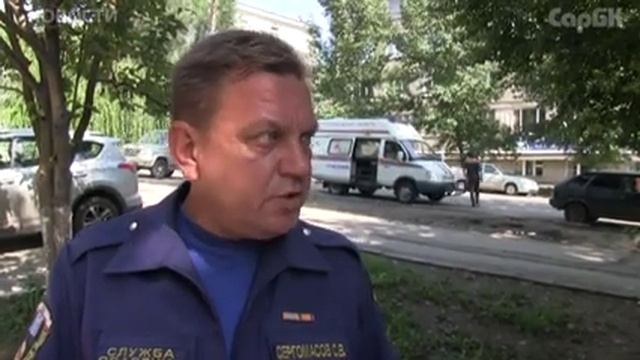 Саратовец застрял между стеной и мусоропроводом смотреть онлайн