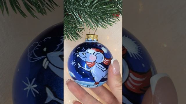 Арт. М11  Шар с ручной росписью 65 мм «Мышонок на коньках»