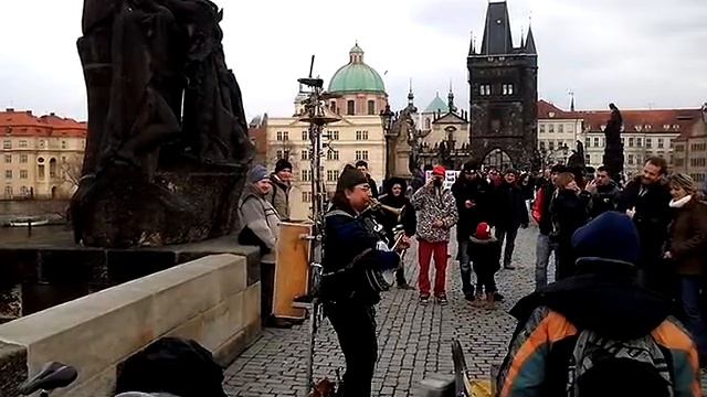Человек оркестр на Карловом мосту в Праге смотреть онлайн