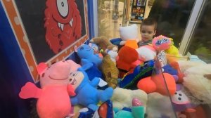 Жадный аппарат нам не помеха / Играем в автомате Хватайка