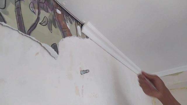 Как снять потолочный плинтус, приклеенный к натяжному потолку!