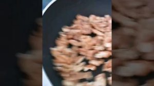 Самый изысканный салат из рукколы, карамелизированной груши и голубым сыром.