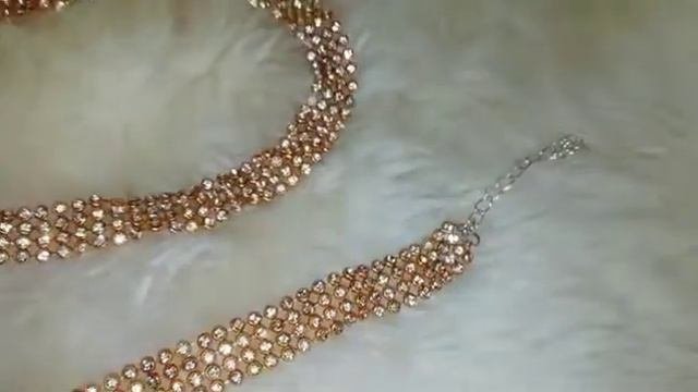 Чокер и браслет из страз.