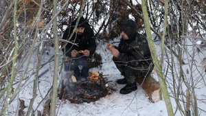 Мужской обед в  шалаше Готовим в зимнем лесу/ Мясо тушёное с овощами на костре