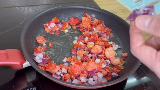 Яичница с готовыми овощами из магазина / шакшука за 5 минут