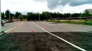 Мотошкола, девушка на мотоцикле упражнение скоростное маневрирование, временной лимит 35 секунд