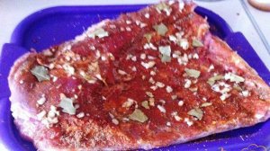 Рулет из грудинки с черносливом и чесноком