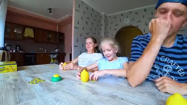 ЛИМОН ЧЕЛЛЕНДЖ Кого ОБРЫЗГАЛИ ЛИМОНОМ очень КИСЛЫЙ челлендж от Family Box Смешная Семейная игра1
