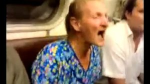 Бабка в метро поет гимн СССР