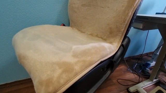 Меховая накидка бежевого цвета на сиденье автомобиля смотреть онлайн