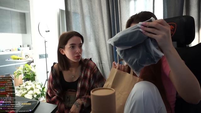 АКУЛИЧ и ГЕНСУХА РАСПАКОВЫВАЮТ ПОДАРКИ С ДНЯ РОЖДЕНИЯ! | акулич смотреть онлайн