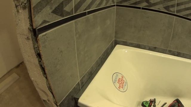 Как  заделать щель между стеной и ванной.