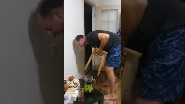 Прикол со стулом!!! смотреть онлайн