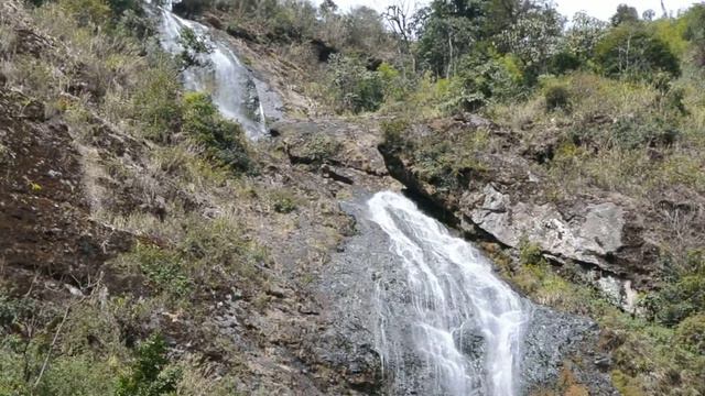 Себеряный водопад в районе города Сапы на севере Вьетнама смотреть онлайн