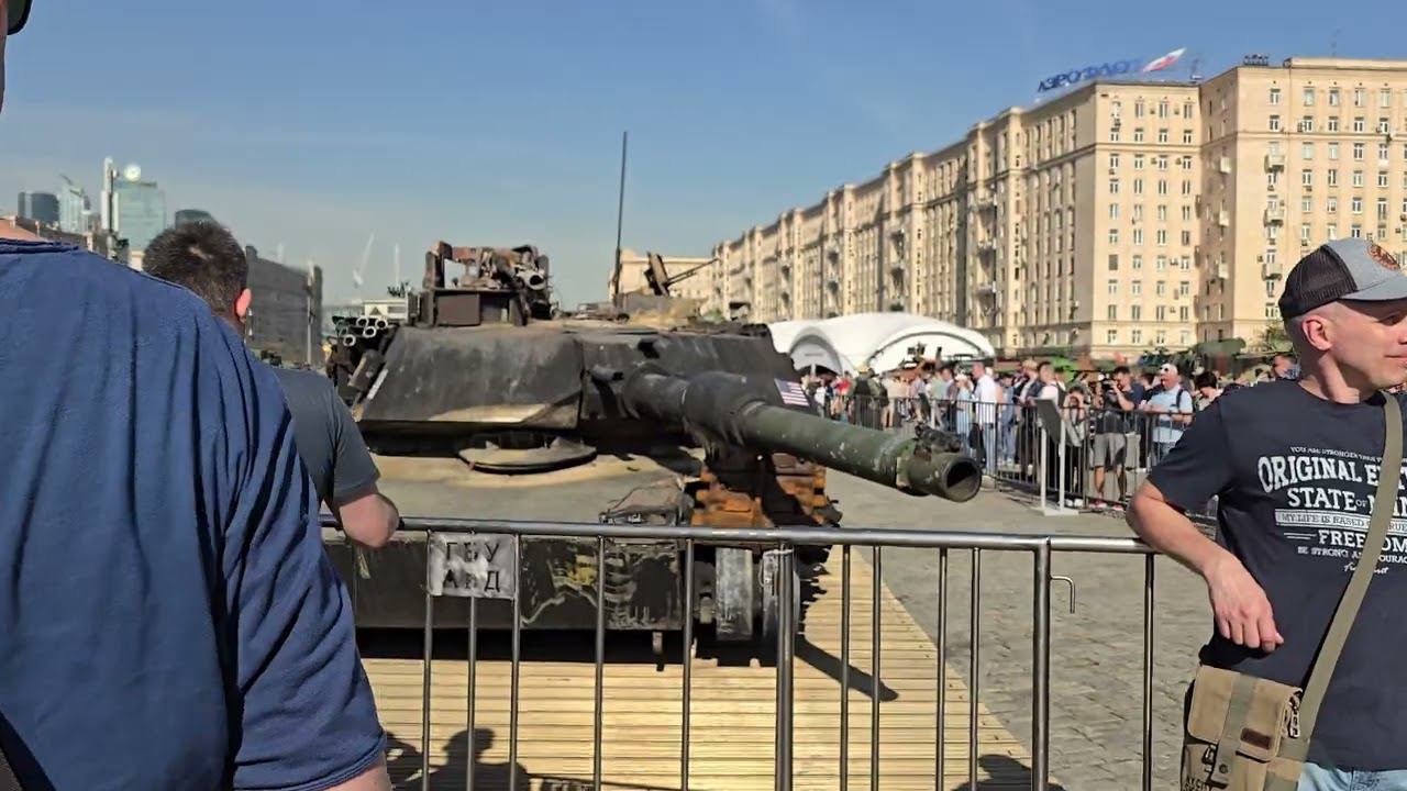 ТРОФЕЙНАЯ ТЕХНИКА В МОСКВЕ, АБРАМС И ЕЖЕ С НИМИ смотреть онлайн