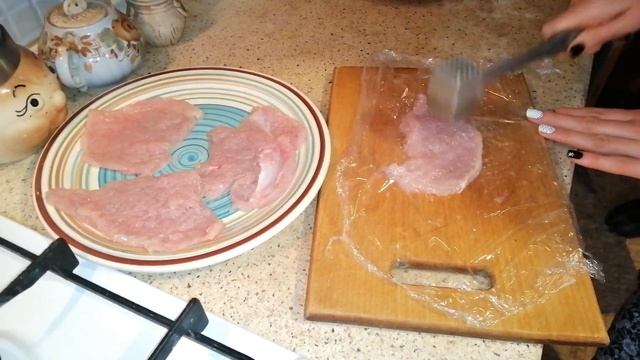 ПОЛЕЗНЫЙ СОВЕТ: КАК АККУРАТНО ОТБИТЬ МЯСО НА КУХНЕ смотреть онлайн