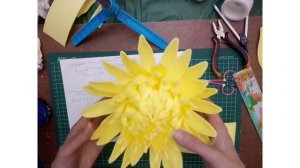 МК простой цветок из изолона на плоском плафоне