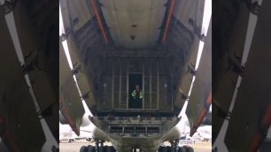 Самолет ИЛ-76 "Авиакон Цитотранс" закрывает грузовую рампу