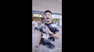 идет китаец с бутылкой в руке и поет про любовь ( super idol tik tok )