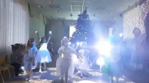 ТАНЕЦ С ФОНАРИКАМИ В МЛАДШЕ СРЕДНЕЙ ГРУППЕ