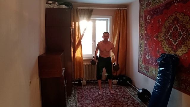Тренировка с  гантелями по 10 кг каждая