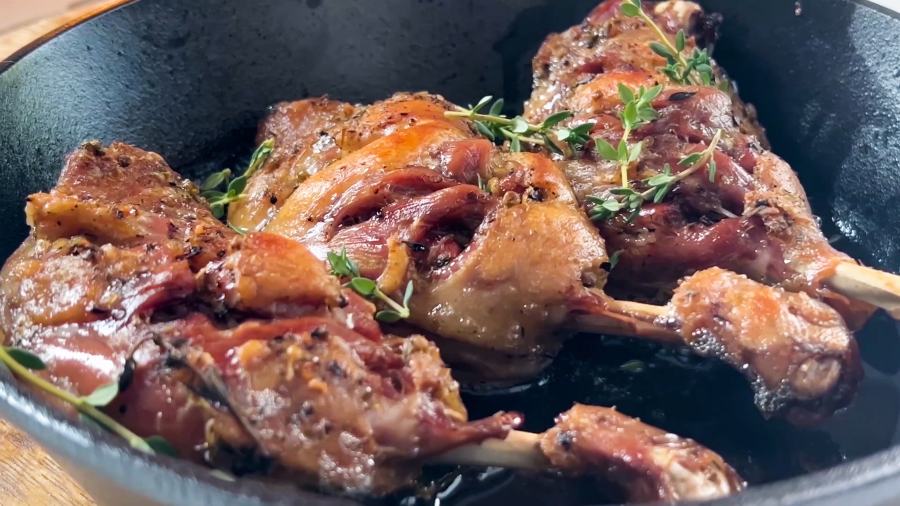 Приготовить утиные окорочка сочно и вкусно. Утиная ножка конфи. Как приготовить утиные окорочка. Жаркое из утки. Утиные окорочка в духовке.