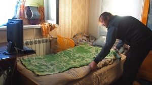 Открыл комплект постельного белья для спальни, показываю что там находится и как выглядит вещи