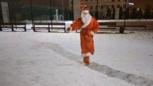 Танцующий Дед Мороз на улице Белгорода