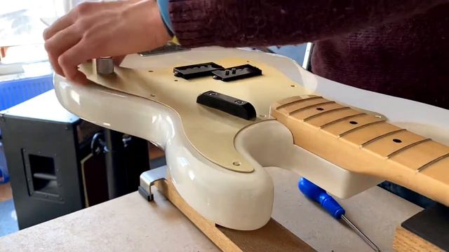 Fitting the bridge cover mute and a pure tone jack socket to a American Fender Original 50’s P Bass смотреть онлайн