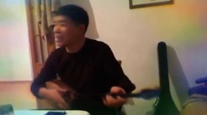 Талантливый Казах поёт играя на домбре!