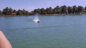 Радиоуправляемая машина едет по воде