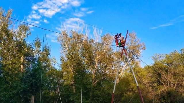 Узбекские канатоходцы Лачин в Караганде. Выступление маленькой канатоходки Бибисора
