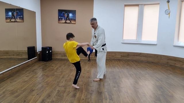 Kids Karate. Работа с хлопушкой. Отработка ударов и уходов.