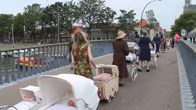 Kinderwagenparade Hoorn 28 juni 2015 смотреть онлайн