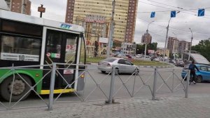 НефАЗ-5299-30-33 и Тролза-5265.00 «Мегаполис» № 1305 на улице Кошурникова