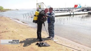 Сотрудники службы спасения Волгограда проводят обследование береговой линии Волги