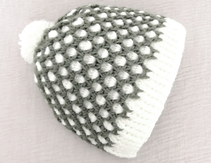 Вязание крючком: Вязаная детская шапочка двумя цветами смотреть онлайн