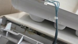 Стиральная машина Indesit Witl 106.  Как снять с петель крышку люка.