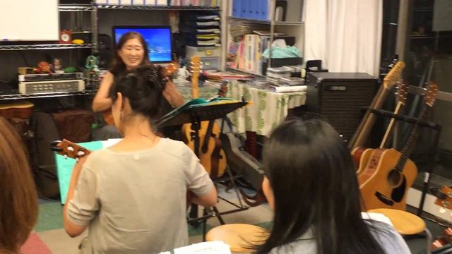 【Kaimana Hila】生徒さんのフラと一緒に演奏しました。 смотреть онлайн