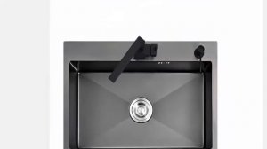 Черная кухонная мойка над стойкой